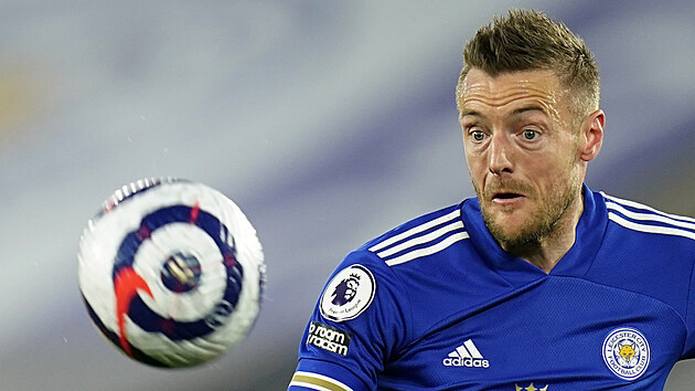 Jamie Vardy z Leicesteru v zpase s West Bromwich Albion