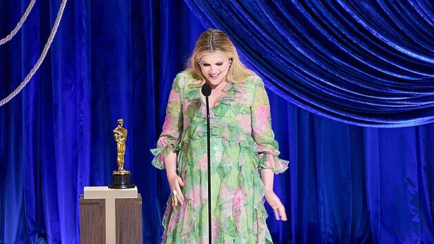 Emerald Fennellová přebírá cenu Oscar za nejlepší původní scénář. Získala jej za snímek Nadějná mladá žena (26. dubna 2021).