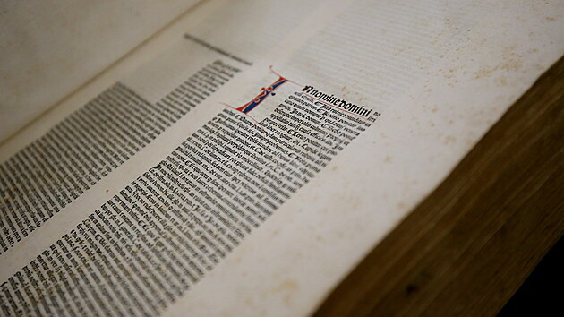 Jiří Dufka ukazuje jednu z nejvzácnějších knih, jež patřila dvořanovi Rudolfa II. Většina knih, notových záznamů nebo map se digitalizuje na obřím skeneru. V knihovně jsou však uloženy i tak velké mapy, které se do něj nevejdou.