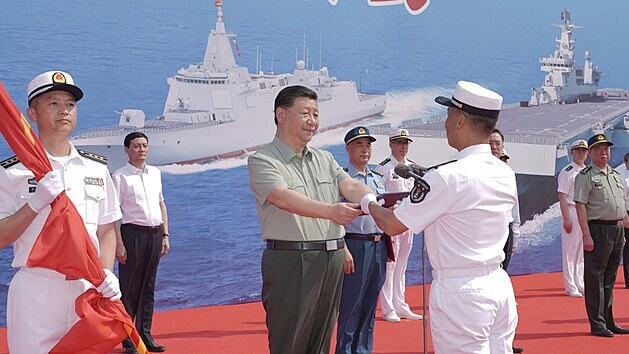 Čínský prezident Si Ťin-pching předává jmenovací listinu kapitánovi nové obojživelné útočné lodě Chaj-nan. (23. dubna 2021)
