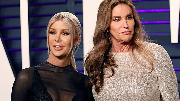 Transgender celebrity Sophia Hutchinsov a Caitlyn Jennerov na Vanity Fair prty po udlen Oscar (Los Angeles, 24. nora 2019)