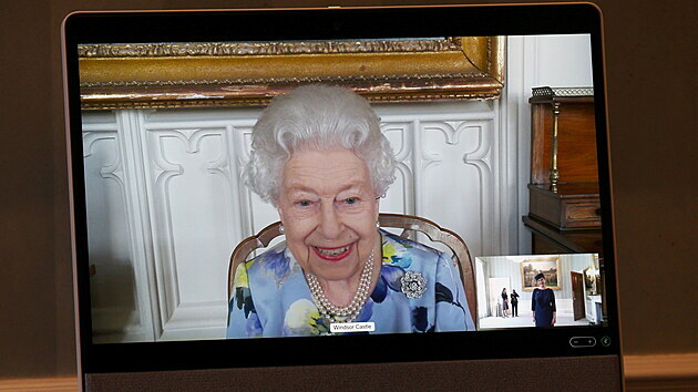 Krlovna Albta II. bhem videohovoru ze zmku Windsor (Londn, 27. dubna 2021)