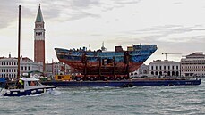 Barca Nostra. Na Benátském bienále vystavili vrak lodi, na které v roce 2015... Barca Nostra. Na Benátském bienále vystavili vrak lodi, na které v roce 2015...