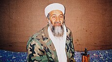 Usáma bin Ládin na archivním snímku z listopadu 2001