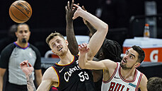 Tomáš Satoranský z Chicaga a Isaiah Hartenstein z Clevelandu sledují míč. Tomáš Satoranský z Chicaga a Isaiah Hartenstein z Clevelandu sledují míč.