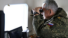 Na ruské armádní cviení na Krymu dohlíel osobn ministr obrany Sergej ojgu....