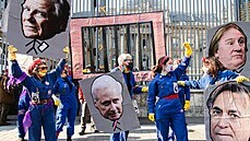 Demonstrace za práva žen v Paříži. Ženy mají podobizny slavných mužů obviněných... Demonstrace za práva žen v Paříži. Ženy mají podobizny slavných mužů obviněných...