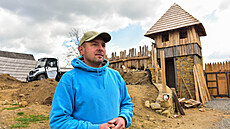Správce archeoskanzenu Lubomír Sláma před velkomoravskou hradbou z 9. století,... Správce archeoskanzenu Lubomír Sláma před velkomoravskou hradbou z 9. století,...