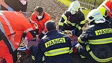 Muži se při práci s kultivátorem do nohy zasekl nůž. (24. dubna 2021) Muži se při práci s kultivátorem do nohy zasekl nůž. (24. dubna 2021)