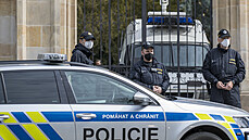 Situace ped ruskou ambasádou v Praze. Ambasádu hlídají policisté a na v areálu...