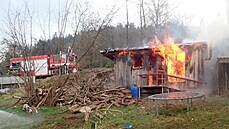 Plameny zcela pohltily saunu v Semilech. Plameny zcela pohltily saunu v Semilech.