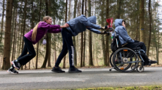 Dvojče Matouš je Šimonovi velkou oporou, stejně jako jedenáctiletá sestra... Dvojče Matouš je Šimonovi velkou oporou, stejně jako jedenáctiletá sestra...