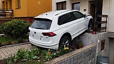 Kuriózně zaparkované auto museli ze schodiště vyprostit hasiči. Kuriózně zaparkované auto museli ze schodiště vyprostit hasiči.