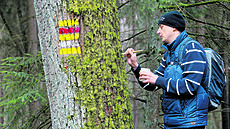 Autor reportáže opravuje značku i na severní straně stromu. Autor reportáže opravuje značku i na severní straně stromu.