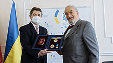 Bývalý ministr zahraničí Karel Schwarzenberg převzal z rukou ukrajinského... Bývalý ministr zahraničí Karel Schwarzenberg převzal z rukou ukrajinského...