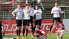 Sparťané ve zdi čelí přímému kopu Pardubice v ligovém utkání. Sparťané ve zdi čelí přímému kopu Pardubice v ligovém utkání.