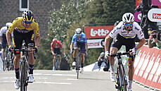 KDO S KOHO. Julian Alaphilippe (vpravo) se dostává před Primože Rogliče během... KDO S KOHO. Julian Alaphilippe (vpravo) se dostává před Primože Rogliče během...