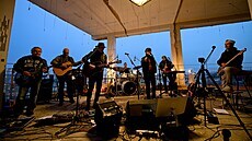 Kapela Mňága a Žďorp si pro svůj online koncert vybrala střechu brněnské... Kapela Mňága a Žďorp si pro svůj online koncert vybrala střechu brněnské...