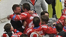 Tinecký trenér Václav Varaa (vlevo) nahoe se objímá s  Vladimírem Draveckým.
