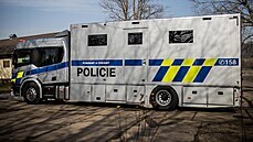 Policisté dostali od pražského magistrátu auto pro přepravu koní, které si sami... Policisté dostali od pražského magistrátu auto pro přepravu koní, které si sami...