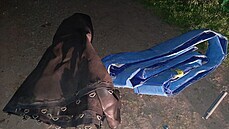 Zloděj ukradl trampolínu, napřed ji pečlivě rozložil. Zloděj ukradl trampolínu, napřed ji pečlivě rozložil.