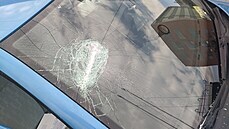 Rozzuřený řidič si nebral servítky a teleskopickým obuškem několikrát udeřil do... Rozzuřený řidič si nebral servítky a teleskopickým obuškem několikrát udeřil do...