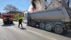 Zastavit za rušnou křižovatkou a vyskočit z hořící kabiny stihl řidič na... Zastavit za rušnou křižovatkou a vyskočit z hořící kabiny stihl řidič na...