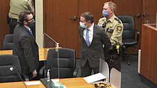 Policista Derek Chauvin (uprosted) byl práv shledán vinným z vrady a zabití...
