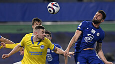 Olivier Giroud (vpravo) z Chelsea hlavičkuje v zápase s Brightonem přes Adama... Olivier Giroud (vpravo) z Chelsea hlavičkuje v zápase s Brightonem přes Adama...