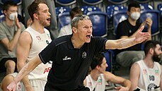Děčínský trenér Tomáš Grepl prožívá zápas s Hradcem Králové. Děčínský trenér Tomáš Grepl prožívá zápas s Hradcem Králové.