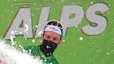 Simon Yates oslavuje v cíli jedné z etap na závodě Kolem Alp. Simon Yates oslavuje v cíli jedné z etap na závodě Kolem Alp.