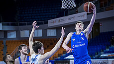 Ondřej Sehnal (vpravo) z USK Praha útočí na brněnský koš kolem Ondřeje Hustáka. Ondřej Sehnal (vpravo) z USK Praha útočí na brněnský koš kolem Ondřeje Hustáka.