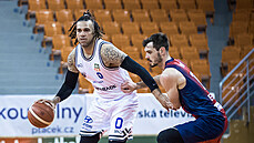 Blake Schilb (vlevo) z USK Praha útočí kolem Viktora Půlpána z Brna. Blake Schilb (vlevo) z USK Praha útočí kolem Viktora Půlpána z Brna.