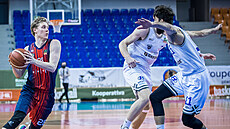 Aapeli Alanen (vlevo) z Brna útočí v zápase s USK Praha, brání ho Michala... Aapeli Alanen (vlevo) z Brna útočí v zápase s USK Praha, brání ho Michala...
