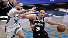Landry Shamet z Brooklynu u míče, stíhá ho Evan Fournier z Bostonu. Landry Shamet z Brooklynu u míče, stíhá ho Evan Fournier z Bostonu.