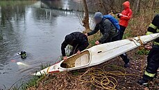 Hasičští potápěči pomohli vyzvednout kajak z řeky Orlice v Hradci Králové (19.... Hasičští potápěči pomohli vyzvednout kajak z řeky Orlice v Hradci Králové (19....