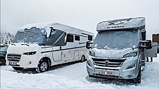 Karavany parkují v Malé Úpě v Krkonoších. Karavany parkují v Malé Úpě v Krkonoších.