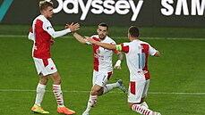 Fotbalisté Slavie se radují z vyrovnávacího gólu, který Zlínu vstřelil Nico... Fotbalisté Slavie se radují z vyrovnávacího gólu, který Zlínu vstřelil Nico...