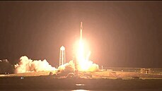 Start rakety Falcon 9 s lodí Crew Dragon z odpalovací rampy 39A v Kennedyho... Start rakety Falcon 9 s lodí Crew Dragon z odpalovací rampy 39A v Kennedyho...