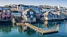 Přístavní domek v anglickém městě Falmouth stojí na pobřeží Cornwallu od 17.... Přístavní domek v anglickém městě Falmouth stojí na pobřeží Cornwallu od 17....