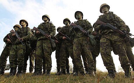 Vojáci ve výcvikovém prostoru Bezina na Vykovsku.