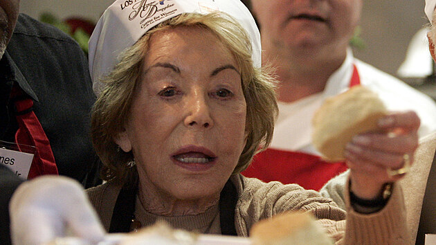 Anne Douglasov pi rozdvn jdla bezdomovcm na Den dkvzdn (Los Angeles, 26. listopadu 2008