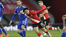 James Maddison (vlevo) z Leicesteru brání Takumiho Minamina ze Southamptonu. James Maddison (vlevo) z Leicesteru brání Takumiho Minamina ze Southamptonu.