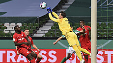 Brankář Jiří Pavlenka z Brém zasahuje v pohárovém duelu s Lipskem. Brankář Jiří Pavlenka z Brém zasahuje v pohárovém duelu s Lipskem.