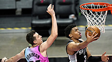 Keldon Johnson (3) ze San Antonia zakončuje kolem Duncana Robinsona (55) z... Keldon Johnson (3) ze San Antonia zakončuje kolem Duncana Robinsona (55) z...