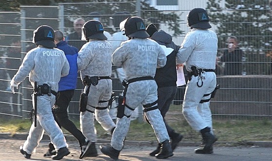 Nmecká policie zasahuje v azylovém centru v durynském mst Suhl, kde dolo k...