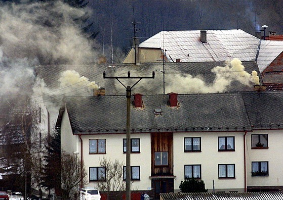 Ped zapalováním kamen holavými kapalinami hasii drazn varují. Ilustraní snímek.