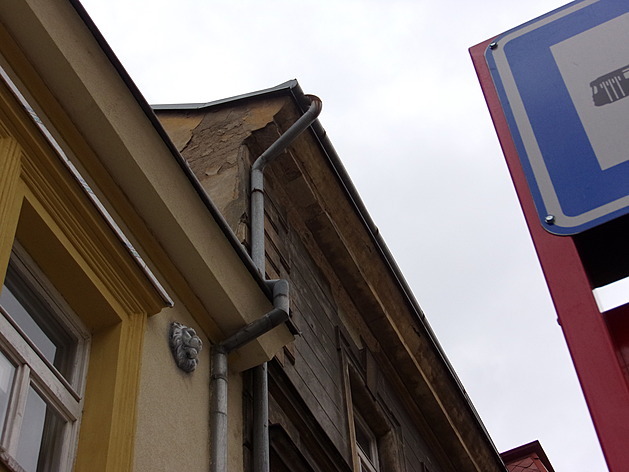 <p>Na zastávce Tachovské náměstí se objevila spadlá omítka. ... stačí se podívat výš.</p>