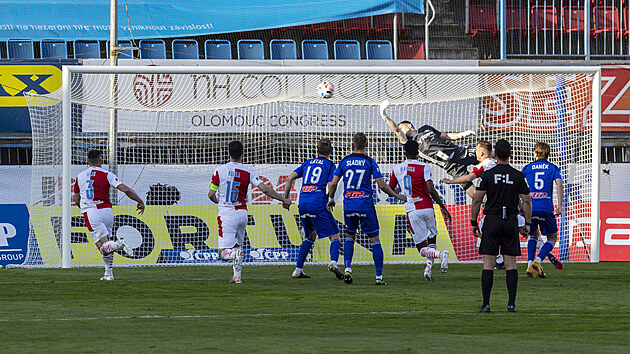 Olomoucký brankář Aleš Mandous inkasuje gól v utkání proti Slavii. Olomoucký brankář Aleš Mandous inkasuje gól v utkání proti Slavii.