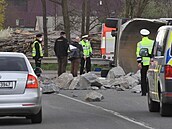 Jedna z nejtragičtějších nehod letošního roku v kraji. Nákladní vůz naložený... Jedna z nejtragičtějších nehod letošního roku v kraji. Nákladní vůz naložený...